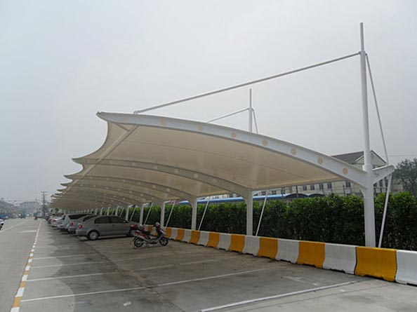 單側斜拉式膜結構汽車(chē)棚